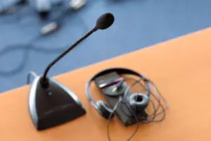 Imagen de un micrófono que simboliza el servicio de interpretación ofrecido por Sara the Interpreter. La imagen resalta la precisión y el profesionalismo en la interpretación inglés español, reforzando la marca @saratheinterpreter.